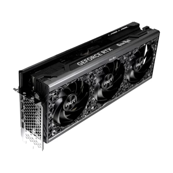 Palit GeForce RTX 4070 Ti SUPER GameRock OmniBlack - Pohľad na grafickú kartu s trojitým ventilátorom z boku