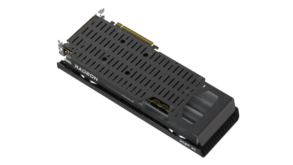 XFX Speedster QICK 319 Radeon RX 7800 XT 16GB Core Edition - Zadný pohľad na grafickú kartu s chladením a otvormi pre odvádzanie tepla