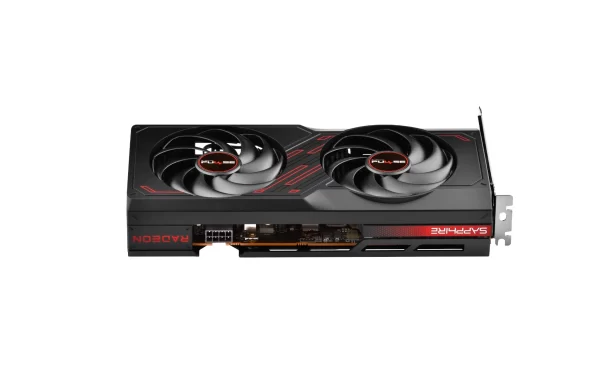 Sapphire PULSE AMD Radeon RX 7600 Bočný pohľad - Detaily ventilátora a bočného dizajnu grafickej karty.