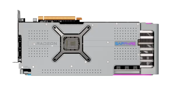 Sapphire Radeon RX 7900 XTX NITRO+ Vapor-X 24GB - Pohľad na grafickú kartu s trojitým ventilátorom