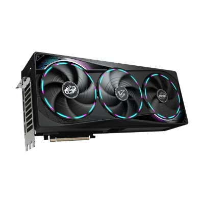 Gigabyte AORUS GeForce RTX 5080 MASTER 16G – Pohľad na Tri veľké ventilátory s RGB podsvietením z prednej strany