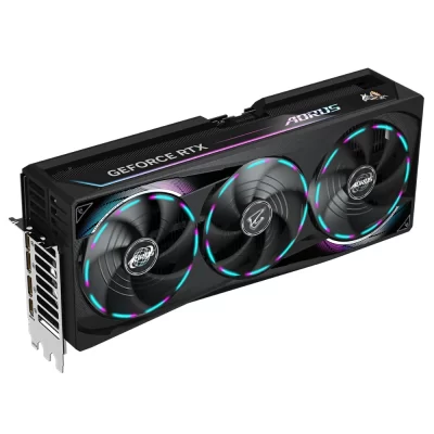 GIGABYTE AORUS GeForce RTX 5090 MASTER 32G – diagonálny pohľad na kartu s RGB osvetlením ventilátorov