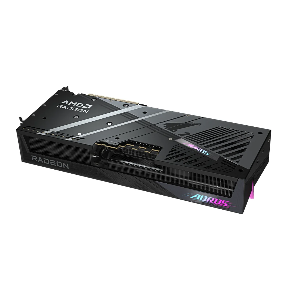 Gigabyte AORUS Radeon RX 9070 XT ELITE 16GB – pohľad zozadu na masívny backplate s logom AORUS a napájací konektor Gigabyte AORUS Radeon RX 9070 XT ELITE 16GB – pohľad zozadu na masívny backplate s logom AORUS a napájací konektor
