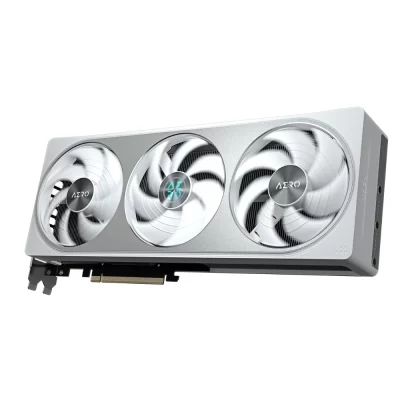 Gigabyte GeForce RTX 5070 AERO OC 12GB – Šikmý pohľad na chladič s tromi ventilátormi a podsvietením