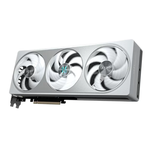 Gigabyte GeForce RTX 5070 AERO OC 12GB – Šikmý pohľad na chladič s tromi ventilátormi a podsvietením