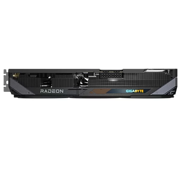 Gigabyte Radeon RX 9070 GAMING OC 16GB – Bočný pohľad na chladič a konektor napájania s logom Gigabyte