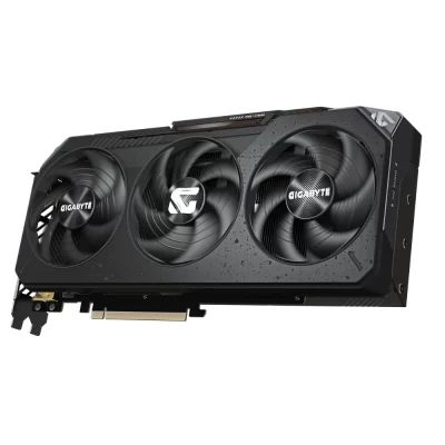 Gigabyte Radeon RX 9070 GAMING OC 16G – Šikmý pohľad na prednú časť grafickej karty s RGB logami