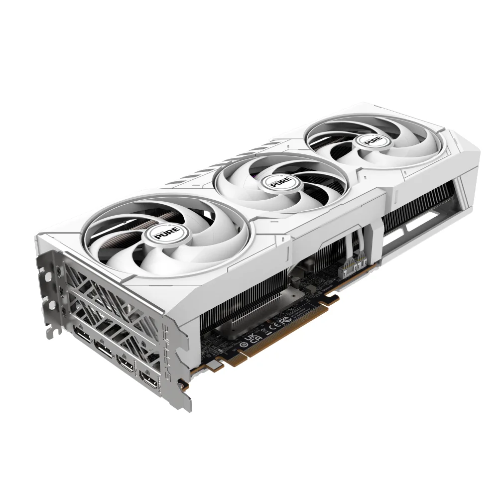SAPPHIRE PURE AMD Radeon RX 9070 – Priamy pohľad na biely chladič s tromi ventilátormi SAPPHIRE PURE AMD Radeon RX 9070 – Priamy pohľad na biely chladič s tromi ventilátormi