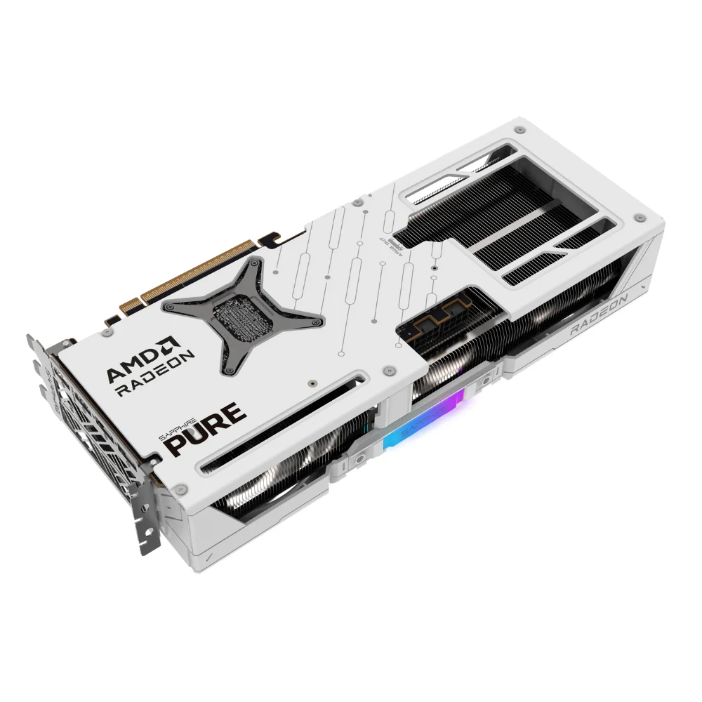 SAPPHIRE PURE AMD Radeon RX 9070 – Zadná strana karty s kovovým backplate v bielej farbe SAPPHIRE PURE AMD Radeon RX 9070 – Zadná strana karty s kovovým backplate v bielej farbe