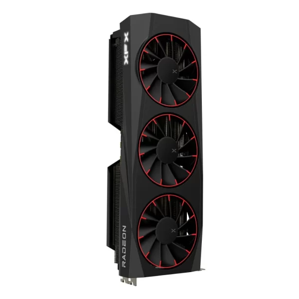 XFX Quicksilver AMD Radeon RX 9070 XT Magnetic Air Edition – Predná vertikálna strana karty s červeným lemovaním okolo troch ventilátorov