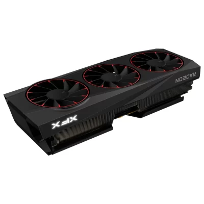 XFX Quicksilver AMD Radeon RX 9070 XT Magnetic Air Edition – Šikmý pohľad na kartu so strieborným rebrovaním a označením XFX