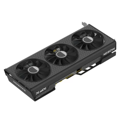 XFX SPEEDSTER QICK 309 AMD Radeon RX 7600 XT 16GB – Šikmý pohľad na chladič s tromi ventilátormi a perforovaným čiernym krytom