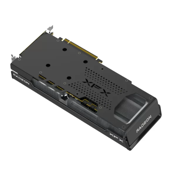 XFX SPEEDSTER QICK 309 AMD Radeon RX 7600 XT 16GB – Spodná strana karty s čiernym krytom, výrezom pre chladenie a logom XFX