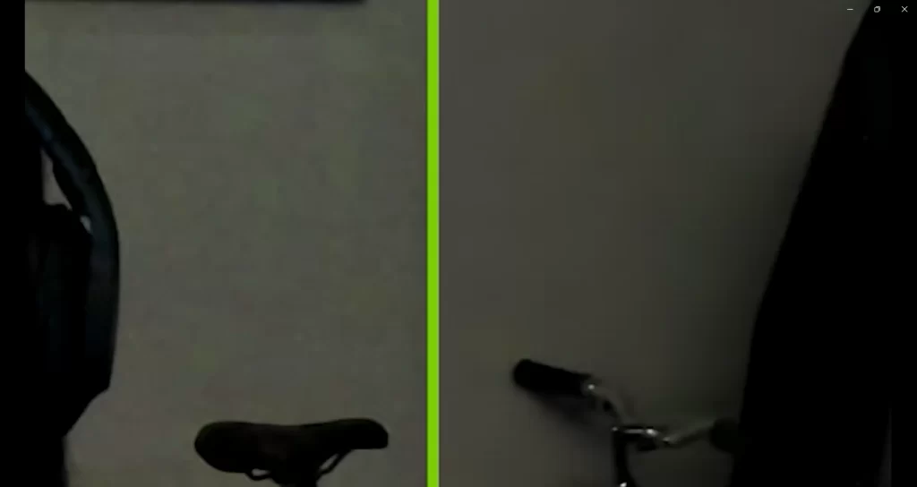 Obrázok znázorňuje vplyv nástroja NVIDIA Broadcast - Video Noise Removal