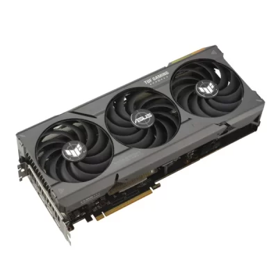 ASUS TUF Gaming Radeon RX 7700 XT OC Edition 12GB – Trojventilátorová karta zo šikmého pohľadu