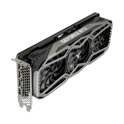 Gainward GeForce RTX 3070 Ti Phoenix 8GB – Šikmý pohľad na kartu s tromi ventilátormi a rámom GeForce RTX