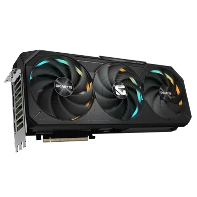 Gigabyte GeForce RTX 5070 Ti Gaming OC 16GB – Predná strana s trojicou ventilátorov s RGB podsvietením