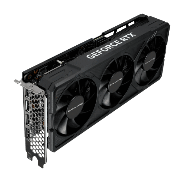 Gainward GeForce RTX 4060 Ti Panther 16GB – Šikmý pohľad na kartu s tromi ventilátormi a výstupmi
