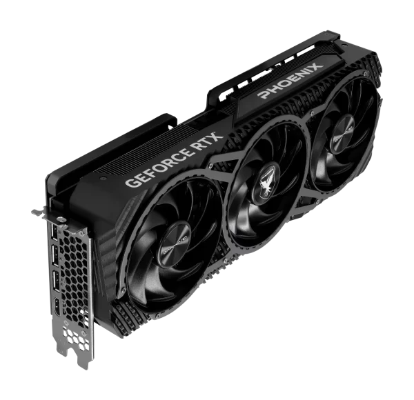 Gainward GeForce RTX 4080 Phoenix GS 16 GB – Šikmý pohľad na kartu s tromi ventilátormi a nápisom Phoenix