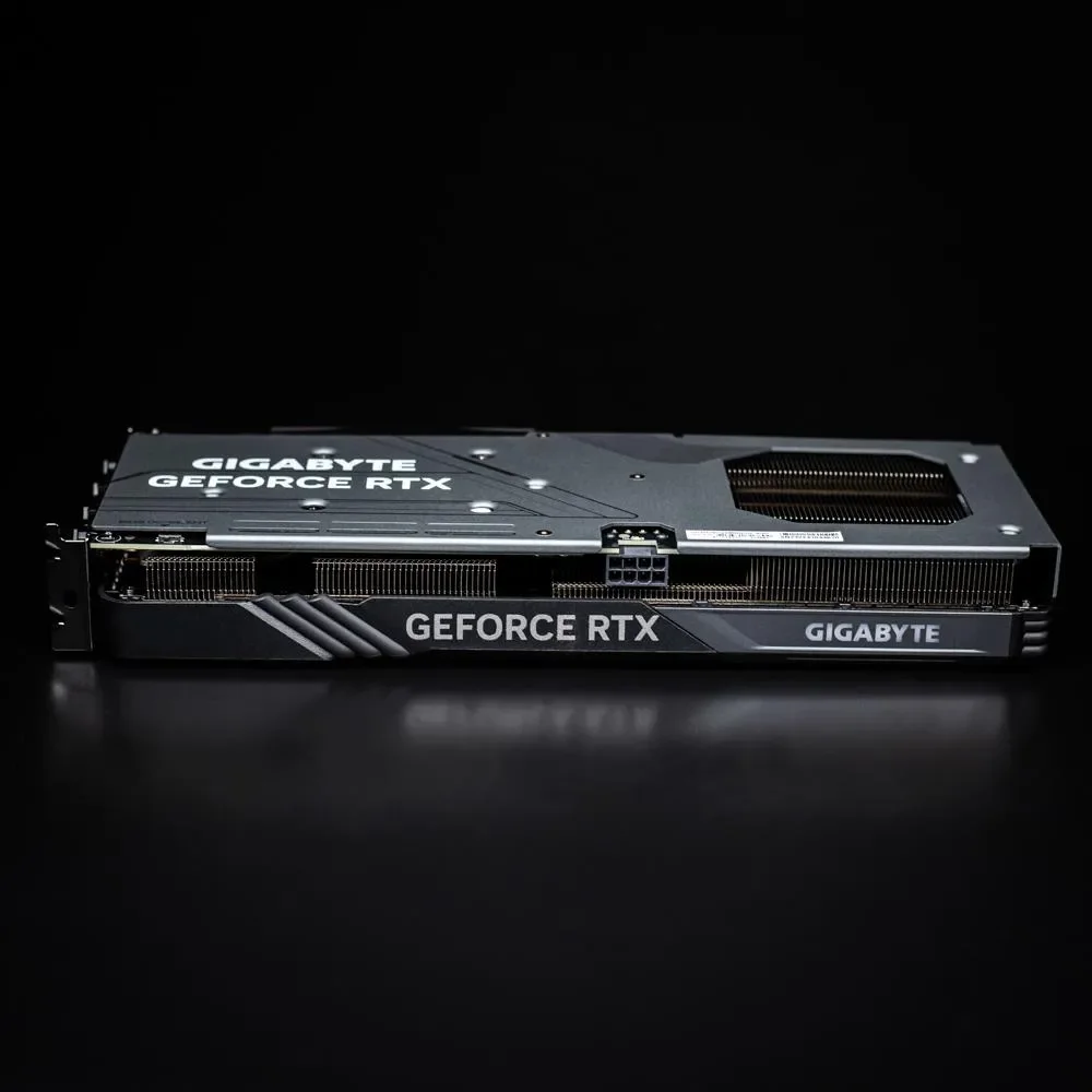 GIGABYTE GeForce RTX 4060 GAMING OC 8G – Pohľad z boku na kartu s nápisom GeForce RTX GIGABYTE GeForce RTX 4060 GAMING OC 8G – Pohľad z boku na kartu s nápisom GeForce RTX