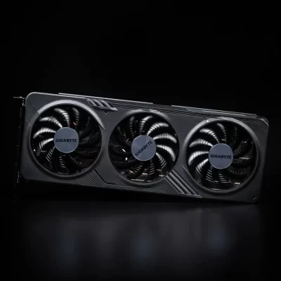 GIGABYTE GeForce RTX 4060 GAMING OC 8G – Pohľad spredu na kartu s tromi ventilátormi