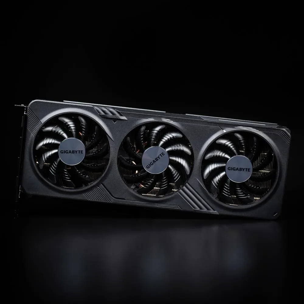 GIGABYTE GeForce RTX 4060 GAMING OC 8G – Pohľad spredu na kartu s tromi ventilátormi GIGABYTE GeForce RTX 4060 GAMING OC 8G – Pohľad spredu na kartu s tromi ventilátormi