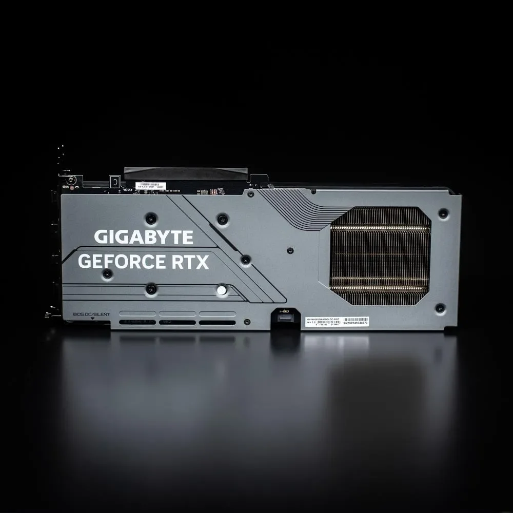 GIGABYTE GeForce RTX 4060 GAMING OC 8G – Zadná strana karty s backplate GIGABYTE GeForce RTX 4060 GAMING OC 8G – Zadná strana karty s backplate