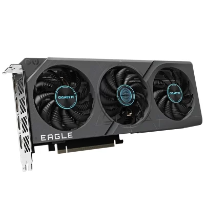 GIGABYTE GeForce RTX 4060 Ti EAGLE 8G – Uhol pohľadu na tri ventilátory chladiča