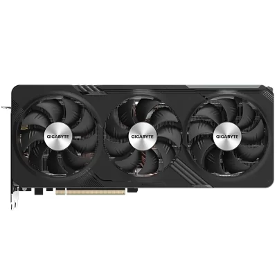 GIGABYTE Radeon RX 7700 XT GAMING OC 12G – Predná strana karty s tromi ventilátormi