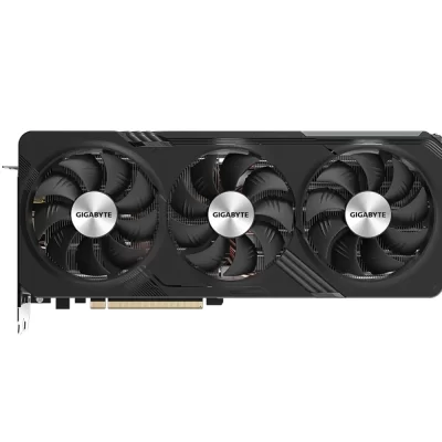 GIGABYTE Radeon RX 7800 XT GAMING OC 16G – Predná strana karty s tromi ventilátormi