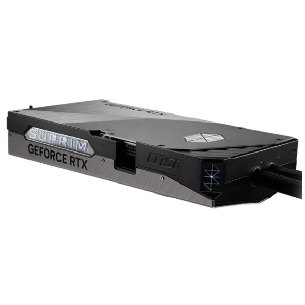 MSI GeForce RTX 5090 32G SUPRIM LIQUID SOC – Spodná strana karty s logom SUPRIM a MSI
