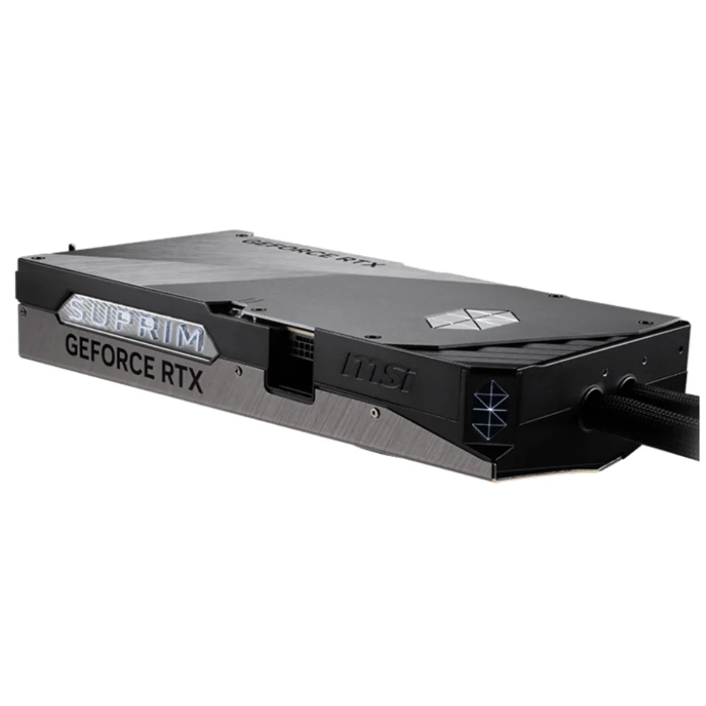 MSI GeForce RTX 5090 32G SUPRIM LIQUID SOC – Spodná strana karty s logom SUPRIM a MSI MSI GeForce RTX 5090 32G SUPRIM LIQUID SOC – Spodná strana karty s logom SUPRIM a MSI