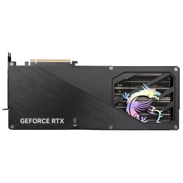 MSI GeForce RTX 5090 32G GAMING TRIO OC – Pohľad zospodu na grafickú kartu so štítkom PCIe a chladiacim systémom