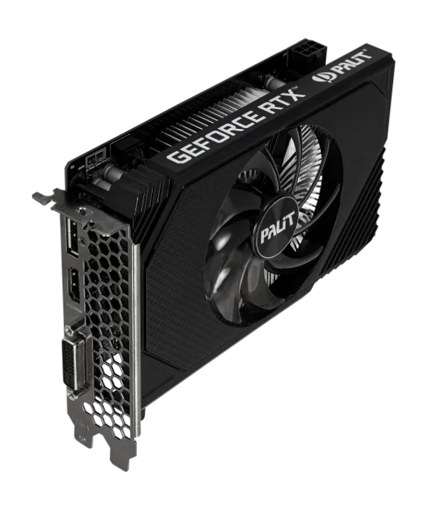 Palit GeForce RTX 3050 StormX 8 GB – Šikmý pohľad na kartu s viditeľnými výstupmi a ventilátorom