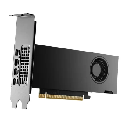 PNY NVIDIA RTX 2000 Ada Generation 16 GB – Pohľad zľava na grafickú kartu s ventilátorom a výstupmi