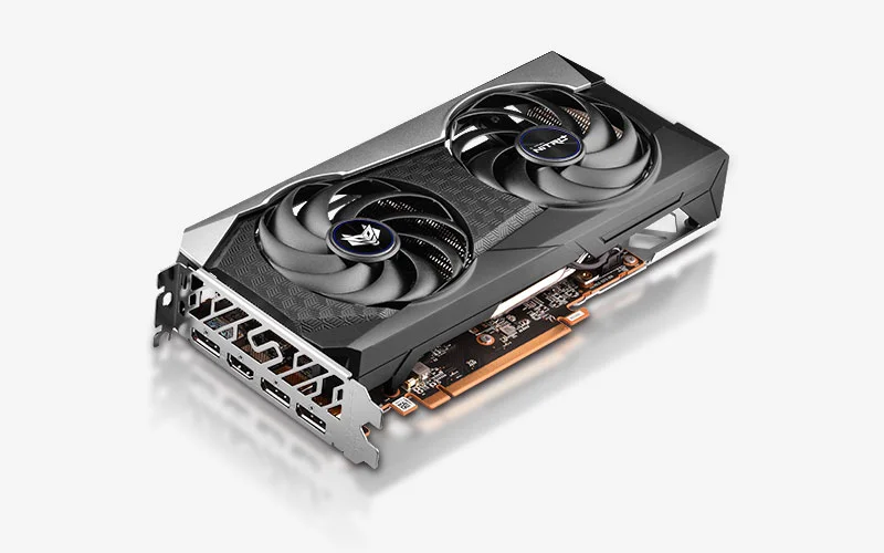 SAPPHIRE NITRO+ AMD Radeon RX 6600 XT 8 GB – bočný pohľad na kartu, ventilátory a výstupy SAPPHIRE NITRO+ AMD Radeon RX 6600 XT 8 GB – bočný pohľad na kartu, ventilátory a výstupy