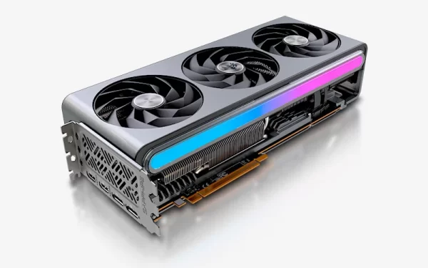 SAPPHIRE NITRO+ AMD Radeon RX 7900 XT Vapor-X 20GB – Šikmý pohľad na kartu so svietiacim RGB pásom
