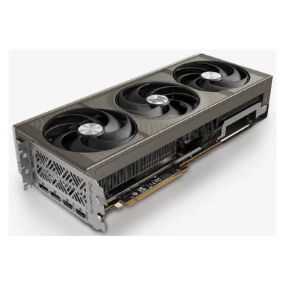 Sapphire NITRO+ AMD Radeon RX 9070 XT GPU 16GB – Detailný pohľad na bočný profil karty so zreteľnými chladiacimi ventilátormi a PCIe konektorom