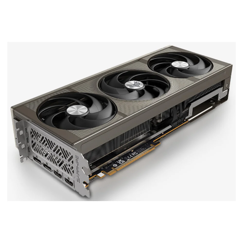 Sapphire NITRO+ AMD Radeon RX 9070 XT GPU 16GB – Detailný pohľad na bočný profil karty so zreteľnými chladiacimi ventilátormi a PCIe konektorom Sapphire NITRO+ AMD Radeon RX 9070 XT GPU 16GB – Detailný pohľad na bočný profil karty so zreteľnými chladiacimi ventilátormi a PCIe konektorom