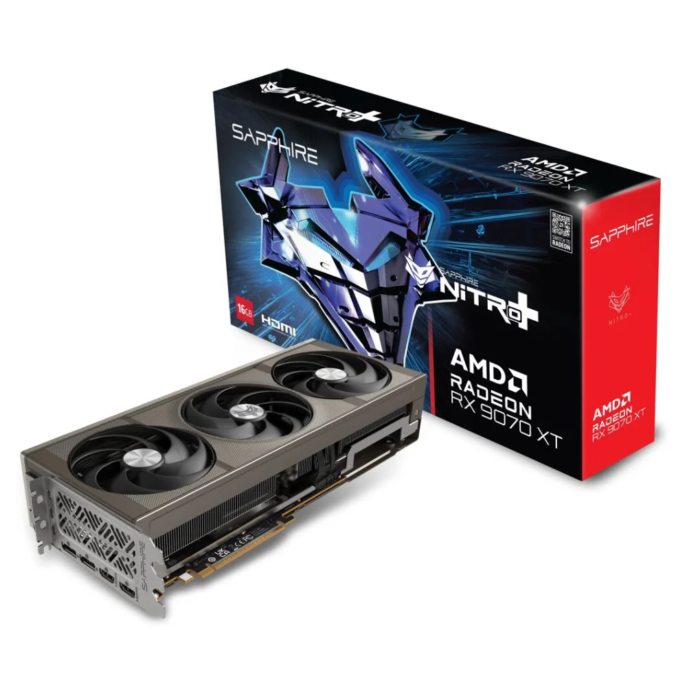 Sapphire NITRO+ AMD Radeon RX 9070 XT GPU 16GB – Grafická karta zobrazená spolu s originálnym balením, viditeľné tri chladiace ventilátory a predná strana karty Sapphire NITRO+ AMD Radeon RX 9070 XT GPU 16GB – Grafická karta zobrazená spolu s originálnym balením, viditeľné tri chladiace ventilátory a predná strana karty