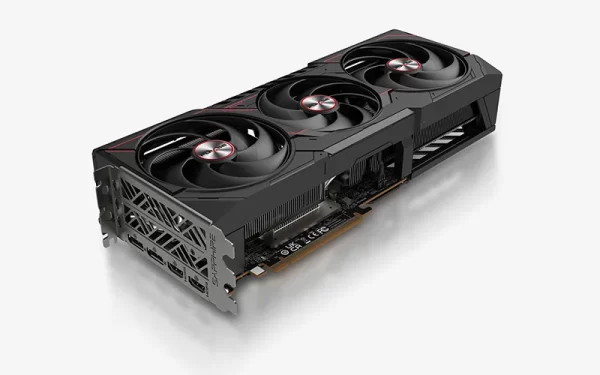 Sapphire PULSE AMD Radeon RX 9070 XT 16 GB – Šikmý pohľad na výstupné porty a chladič