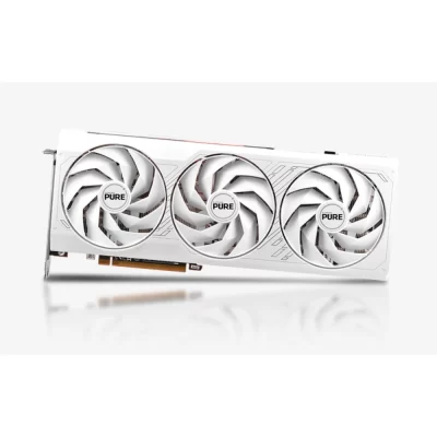 SAPPHIRE PURE AMD Radeon RX 7700 XT 12GB – Priamy pohľad spredu na chladič s tromi ventilátormi
