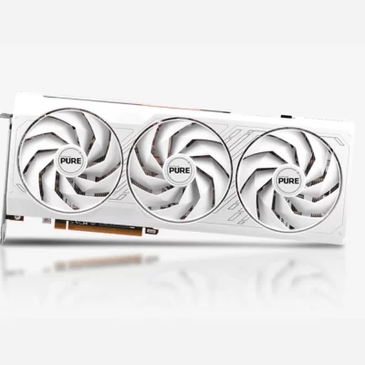 Sapphire PURE AMD Radeon RX 7800 XT 16GB – Predná strana karty s tromi ventilátormi