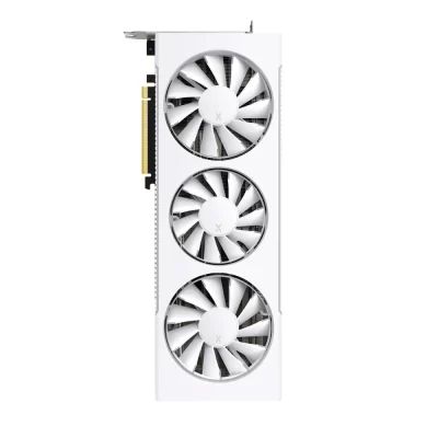 XFX Quicksilver AMD Radeon RX 7800 XT Magnetic Air Gaming Arctic White 16 GB – predná strana s tromi ventilátormi