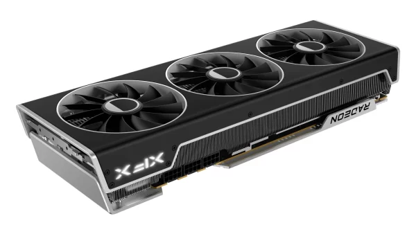 XFX SPEEDSTER MERC 310 AMD Radeon RX 7900 XTX Black Edition 24 GB – Šikmý pohľad na grafickú kartu zhora s tromi ventilátormi