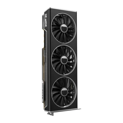 XFX SPEEDSTER MERC 310 AMD Radeon RX 7900 XTX Black Edition 24 GB – Šikmý pohľad na grafickú kartu postavenú na výšku