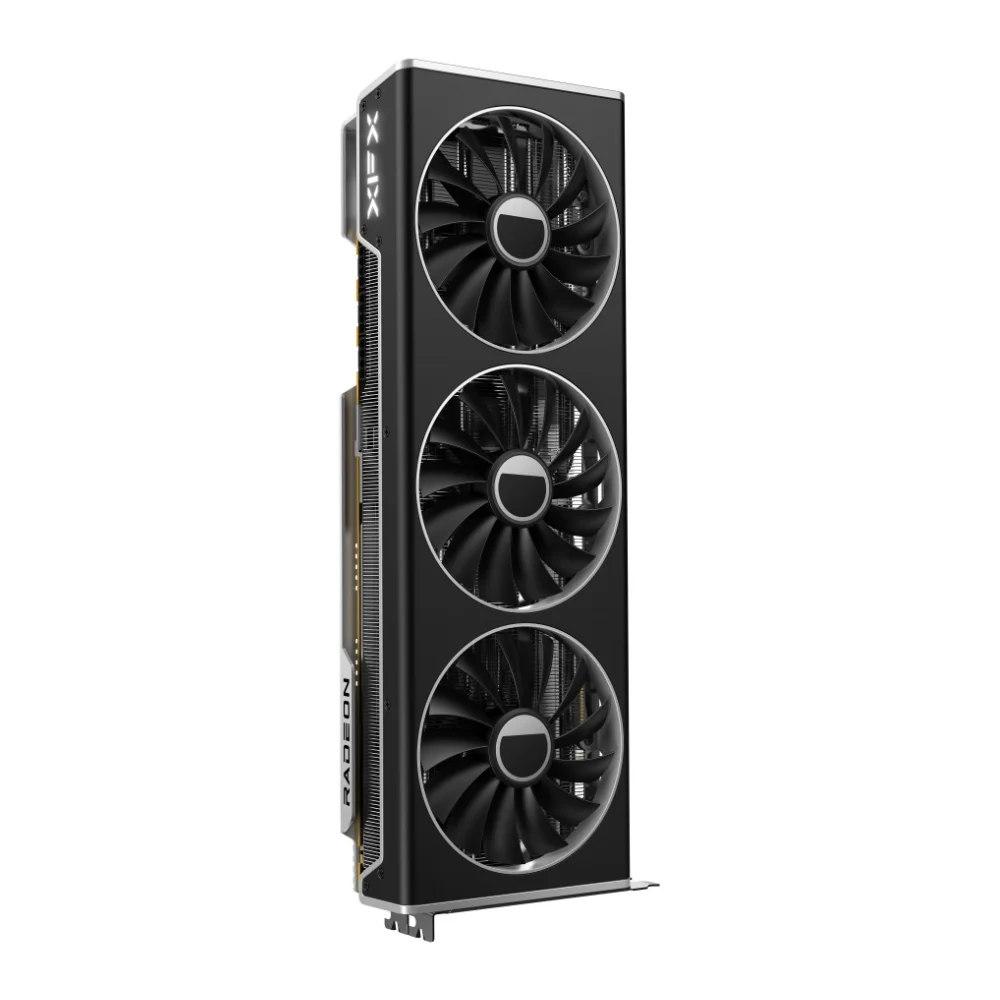 XFX SPEEDSTER MERC 310 AMD Radeon RX 7900 XTX Black Edition 24 GB – Šikmý pohľad na grafickú kartu postavenú na výšku XFX SPEEDSTER MERC 310 AMD Radeon RX 7900 XTX Black Edition 24 GB – Šikmý pohľad na grafickú kartu postavenú na výšku