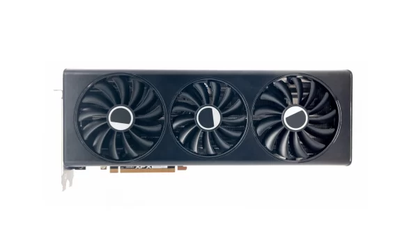 XFX Speedster QICK 319 Radeon RX 7700 XT Black Edition 12 GB – Priamy pohľad spredu na grafickú kartu s tromi ventilátormi