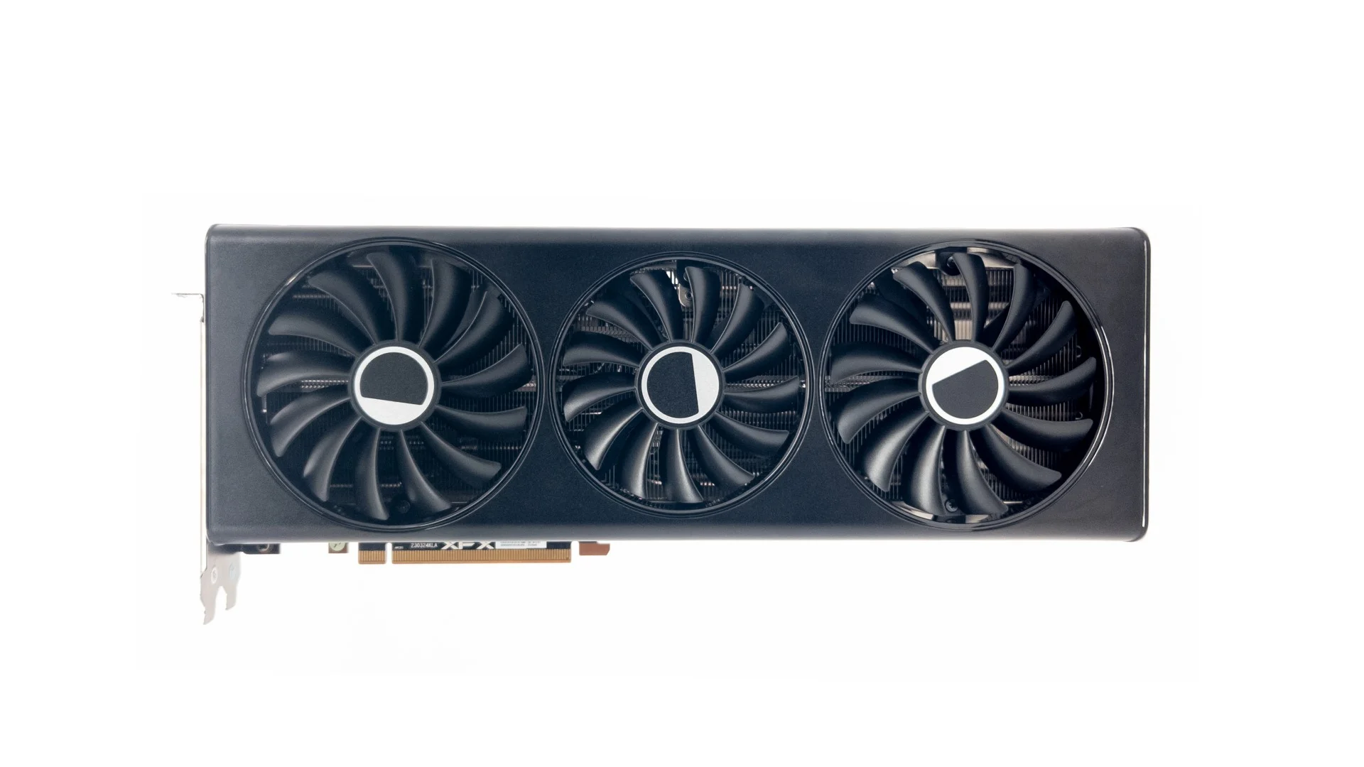 xfx-speedster-qick-319-radeon-rx-7700-xt-black-edition-12-gb-predna-strana XFX Speedster QICK 319 Radeon RX 7700 XT Black Edition 12 GB – Priamy pohľad spredu na grafickú kartu s tromi ventilátormi