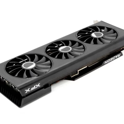 XFX Speedster QICK 319 Radeon RX 7700 XT Black Edition 12 GB – Šikmý pohľad na chladič grafickej karty s trojicou ventilátorov